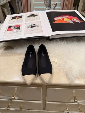 Pointed Two-Tone Knit Ballet Flat - Black & Cream